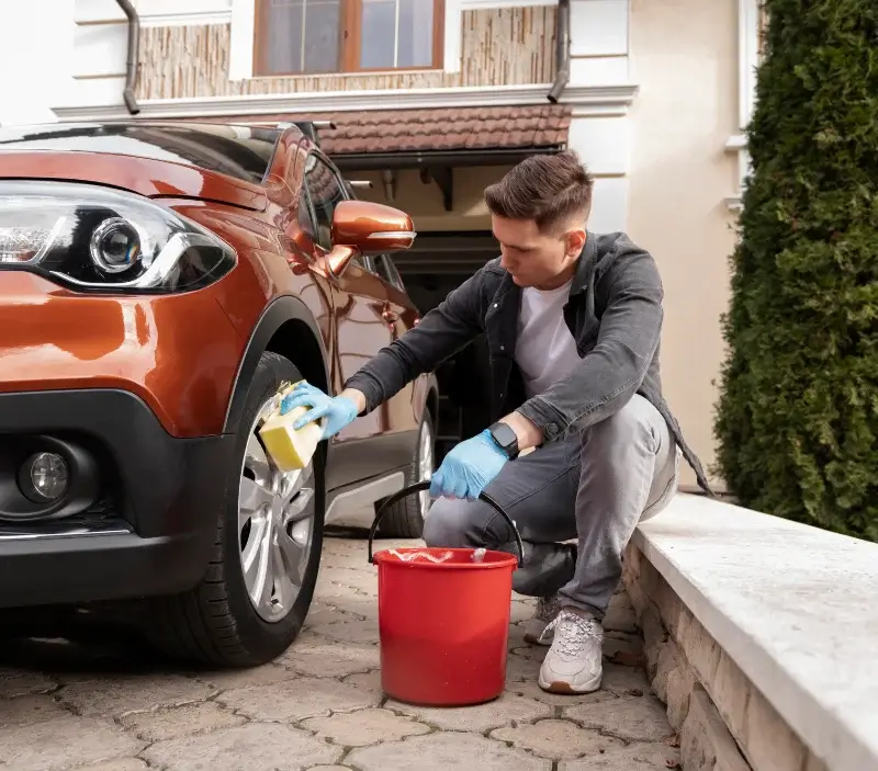 Lavage auto à domicile Thoirette-Coisia : professionnel intervenant sur un véhicule